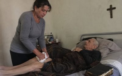 For seven years, I washed, fed, and turned my father-in-law in bed, always with an old Bible beside his pillow. And when he died, the notary said dryly that he had left me nothing. It wasn’t until a month after the funeral that I found an envelope under his mattress, which silenced the entire family.