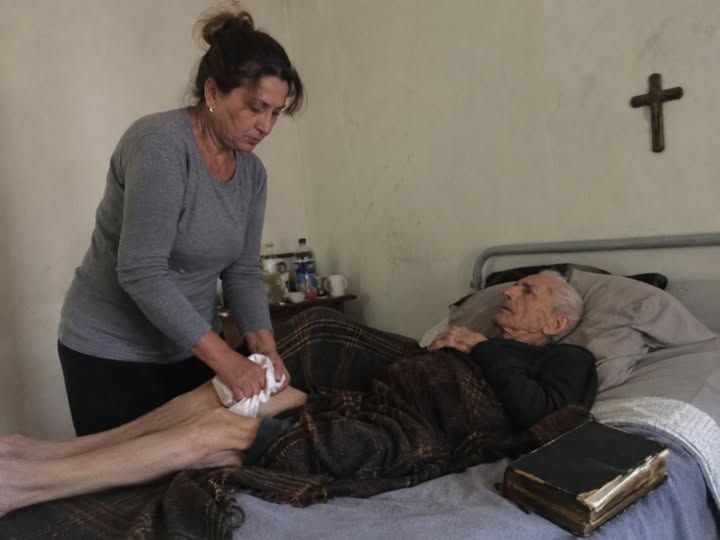 For seven years, I washed, fed, and turned my father-in-law in bed, always with an old Bible beside his pillow. And when he died, the notary said dryly that he had left me nothing. It wasn’t until a month after the funeral that I found an envelope under his mattress, which silenced the entire family.