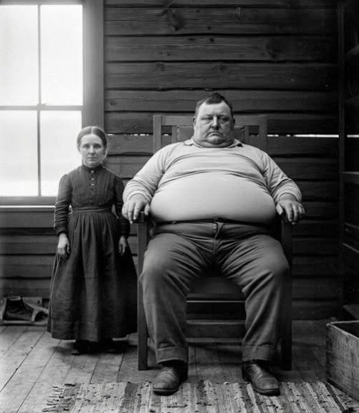 The woman was 1.2 meters tall, the man weighed 227 kg: Their 12 deformed babies shocked science (1897)